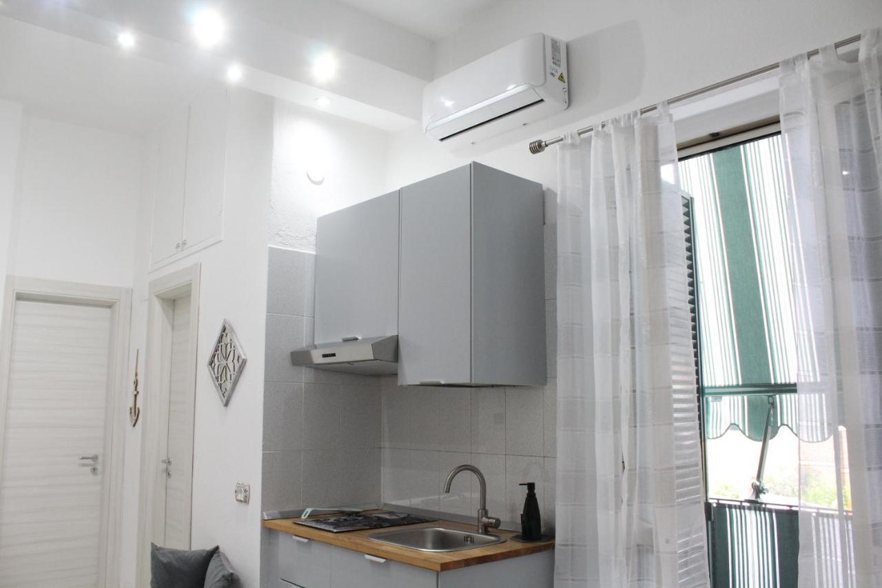 La Casa Ridente : Ischia Porto Apartment Luaran gambar