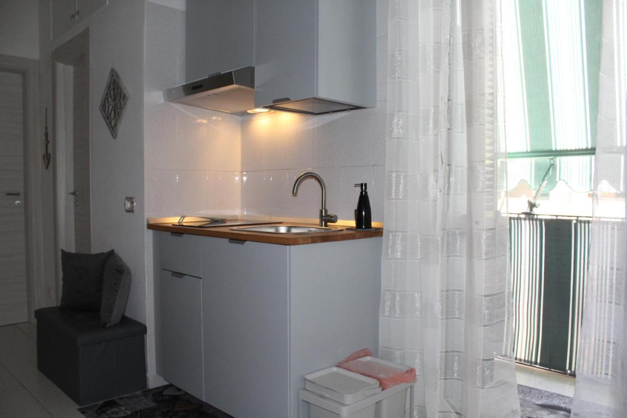 La Casa Ridente : Ischia Porto Apartment Luaran gambar