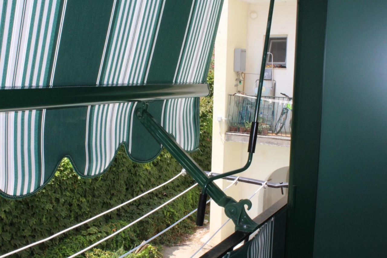 La Casa Ridente : Ischia Porto Apartment Luaran gambar