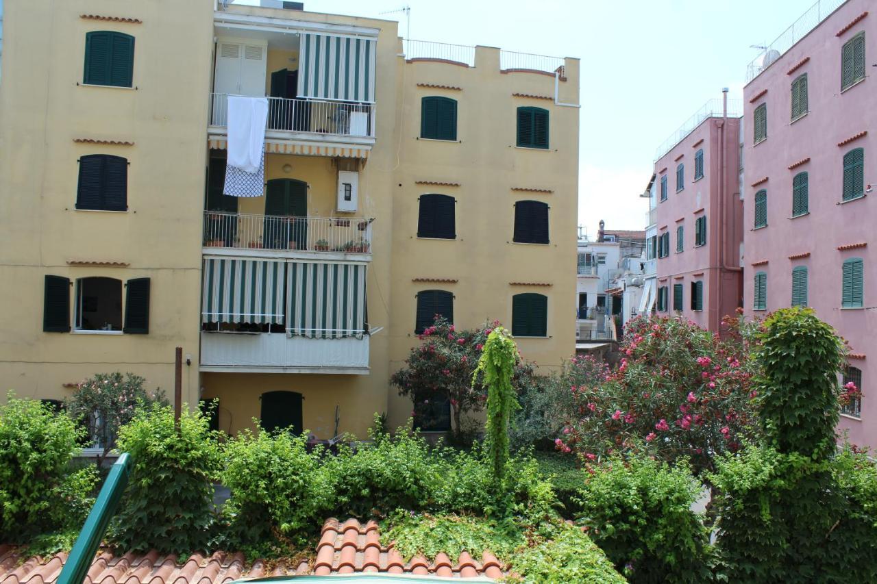 La Casa Ridente : Ischia Porto Apartment Luaran gambar