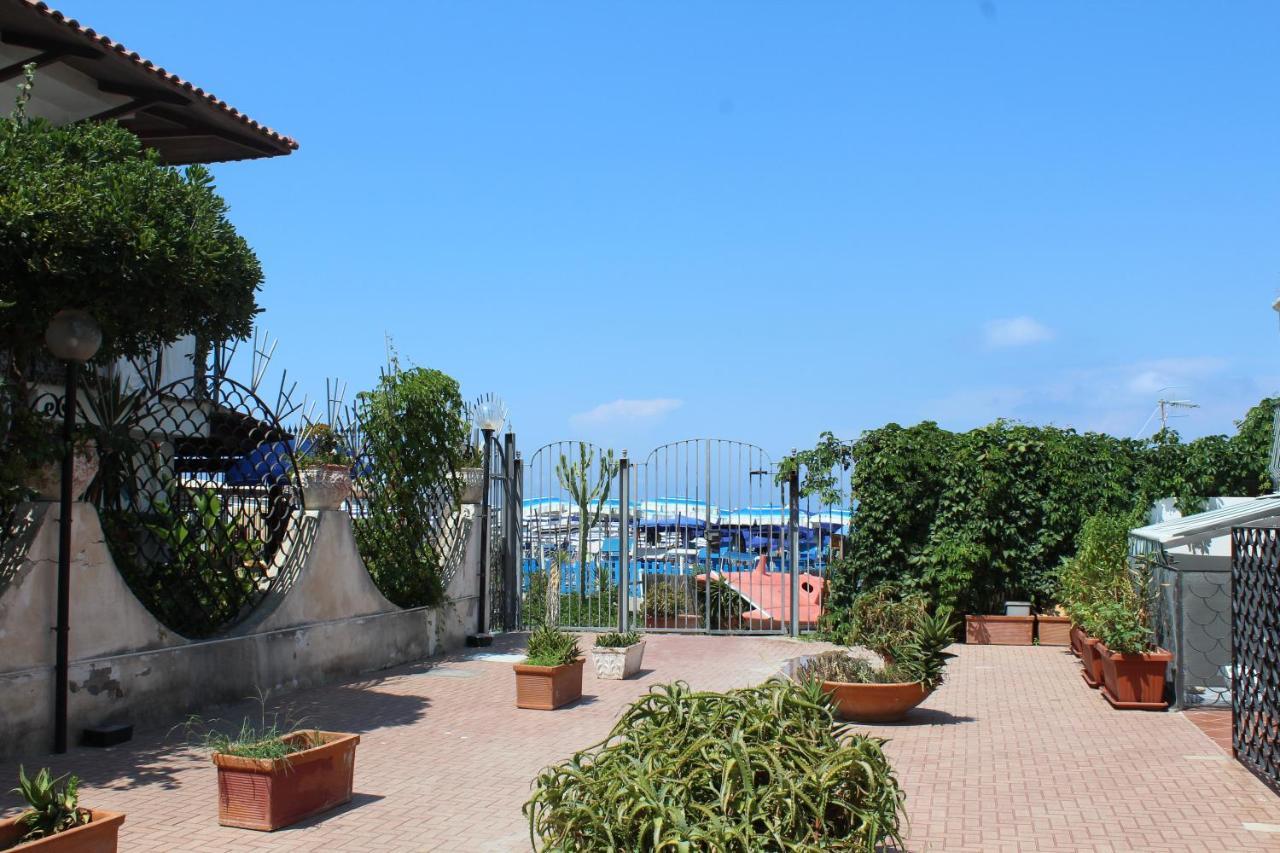 La Casa Ridente : Ischia Porto Apartment Luaran gambar